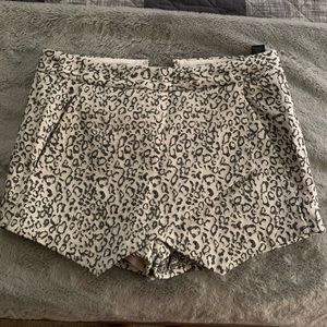Express Skort Siz 2. Silver, white and grey